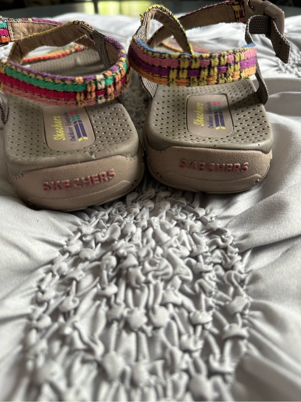 Skechers woman’s Beige Sandals with Multicolor Woven Straps - Picture 5 of 12